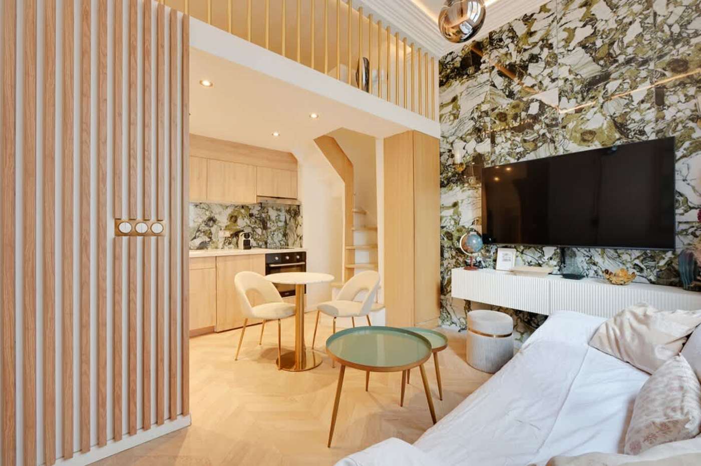 Rue d'Artois, Champs-Élysées — interior