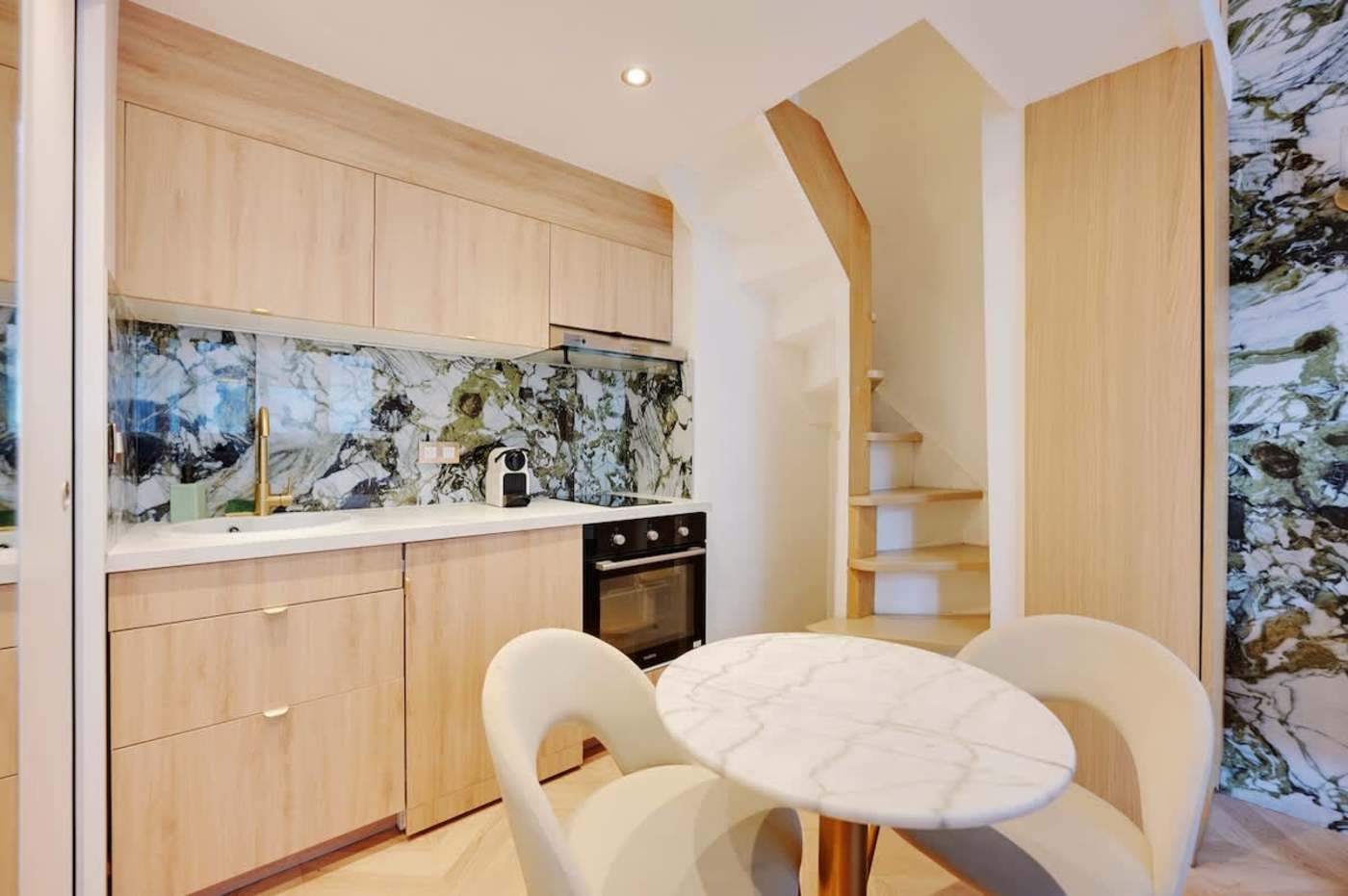 Rue d'Artois, Champs-Élysées — interior