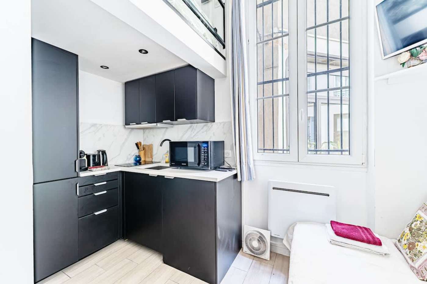 Rue du Buisson Saint-Louis, Belleville — interior
