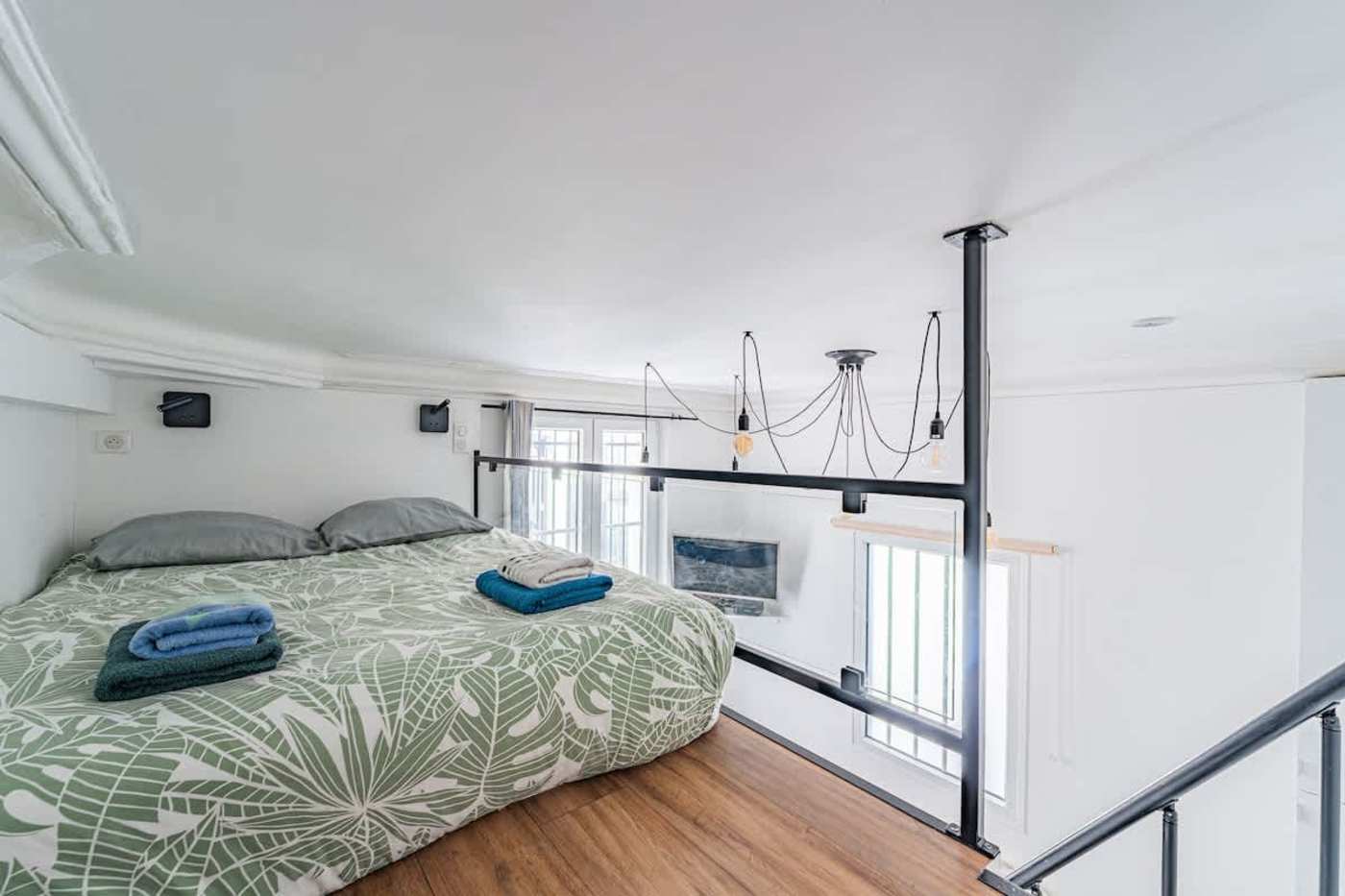Rue du Buisson Saint-Louis, Belleville — interior