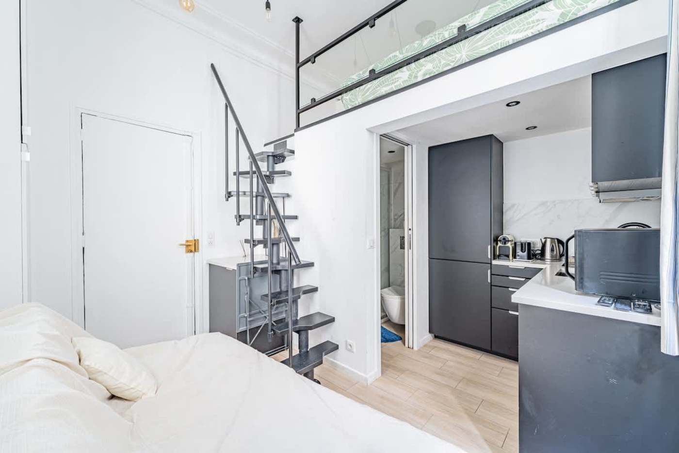 Rue du Buisson Saint-Louis, Belleville — interior