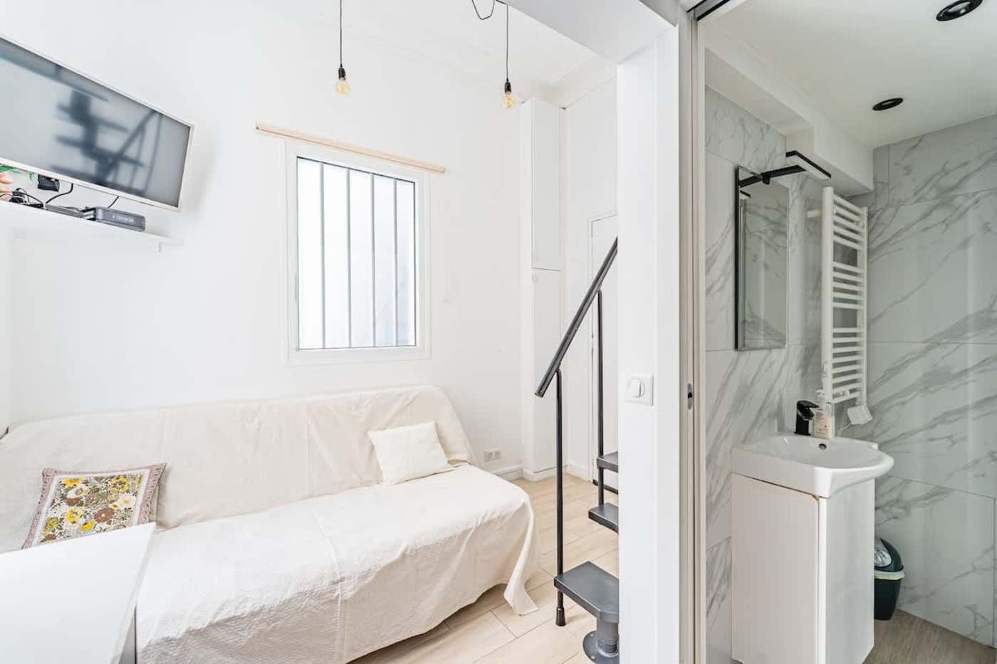 Rue du Buisson Saint-Louis, Belleville — interior