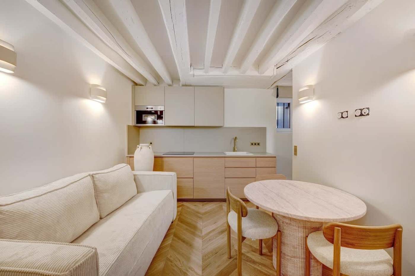 Rue Saint-Antoine, Le Marais — interior