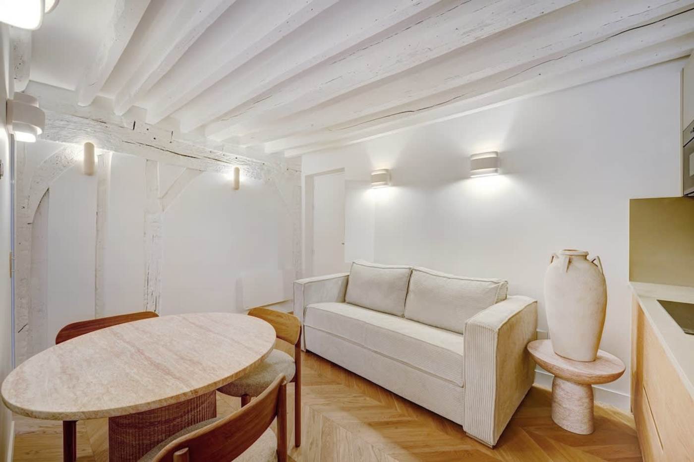 Rue Saint-Antoine, Le Marais — interior
