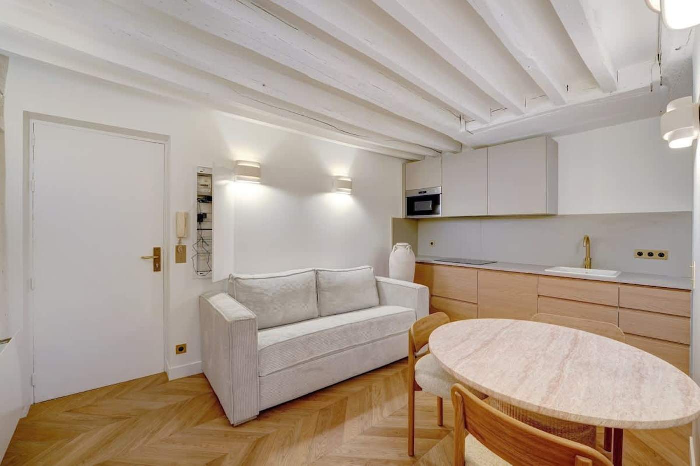 Rue Saint-Antoine, Le Marais — interior
