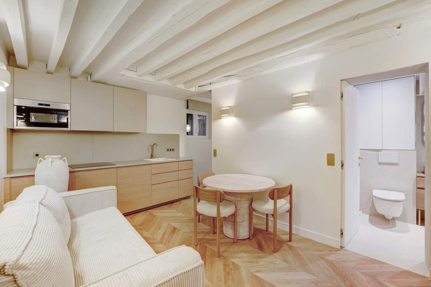 Rue Saint-Antoine, Le Marais — living area