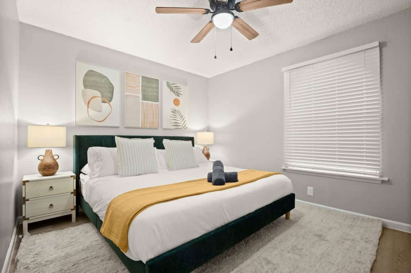 King Condo Retreat Workspace + Full Kitchen