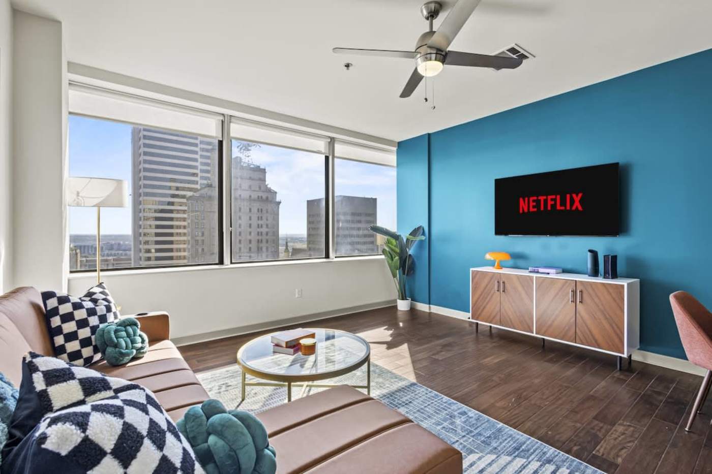 Skyline Queen Suite Rooftop Pool + Views