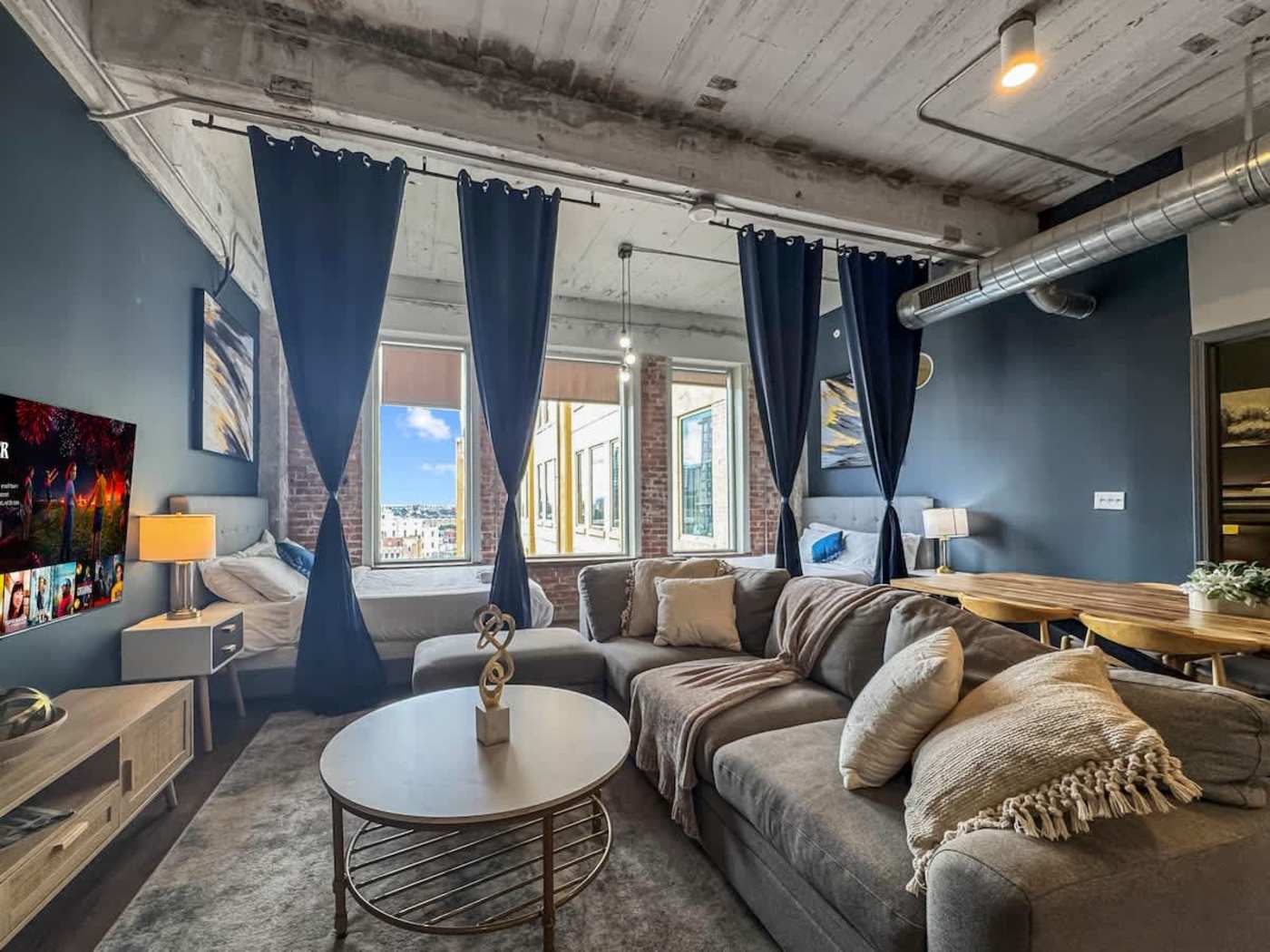 Spacious Top-Floor Loft King Bed Skyline Pool