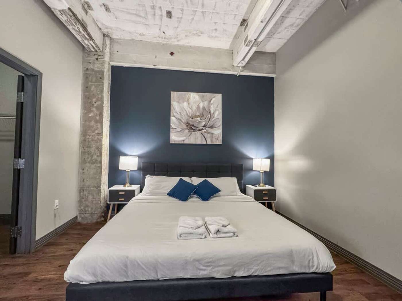 Spacious Top-Floor Loft King Bed Skyline Pool — view 3