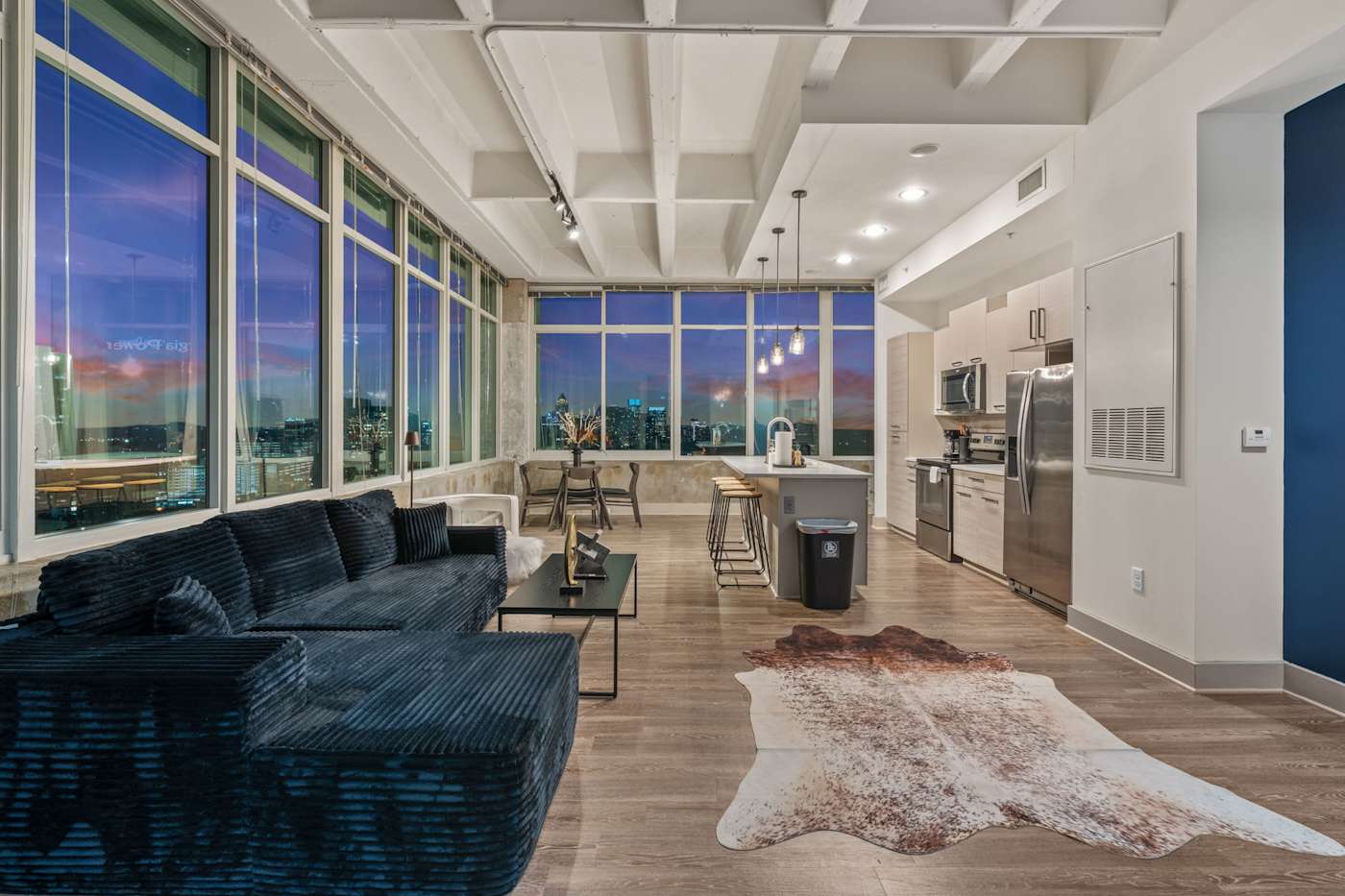 Luxury High-Rise 2 King Suites Pool Skyline Views