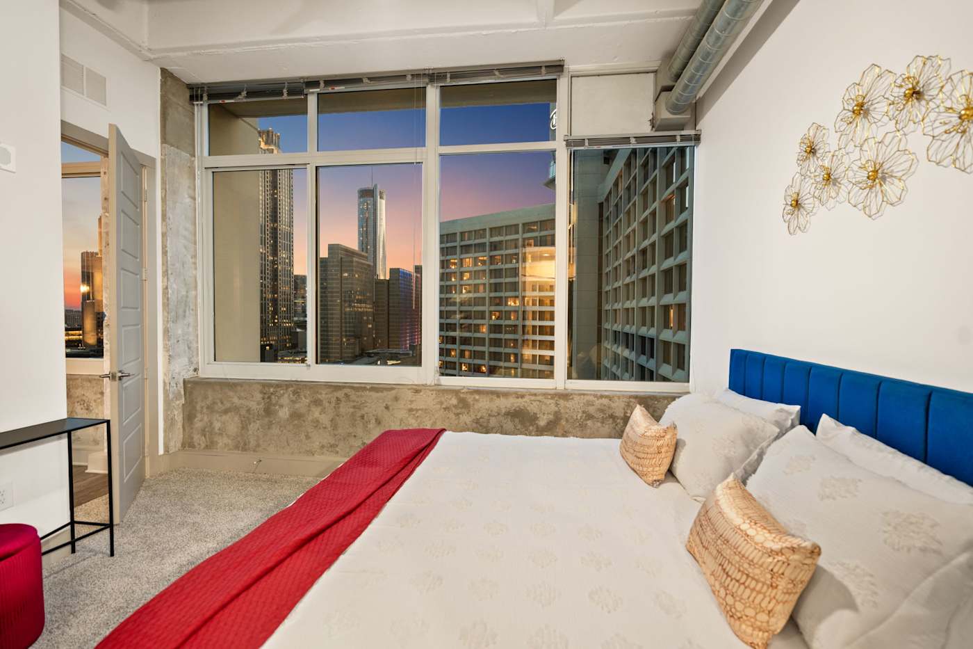 Skyline 2-King Condo Pool + City Views — view 3