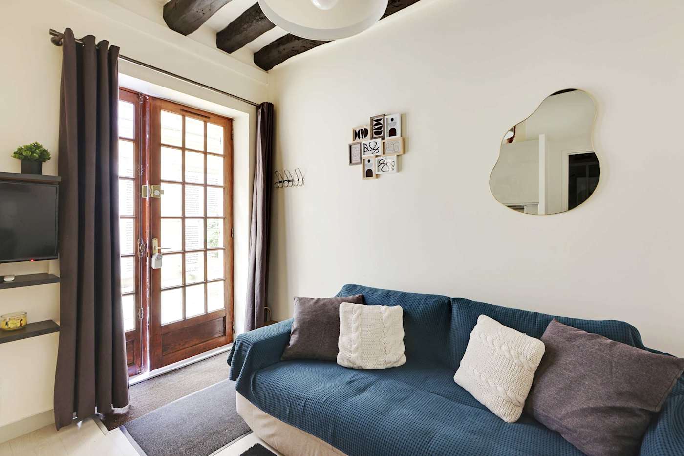 Rue Vieille du Temple, Le Marais — living area