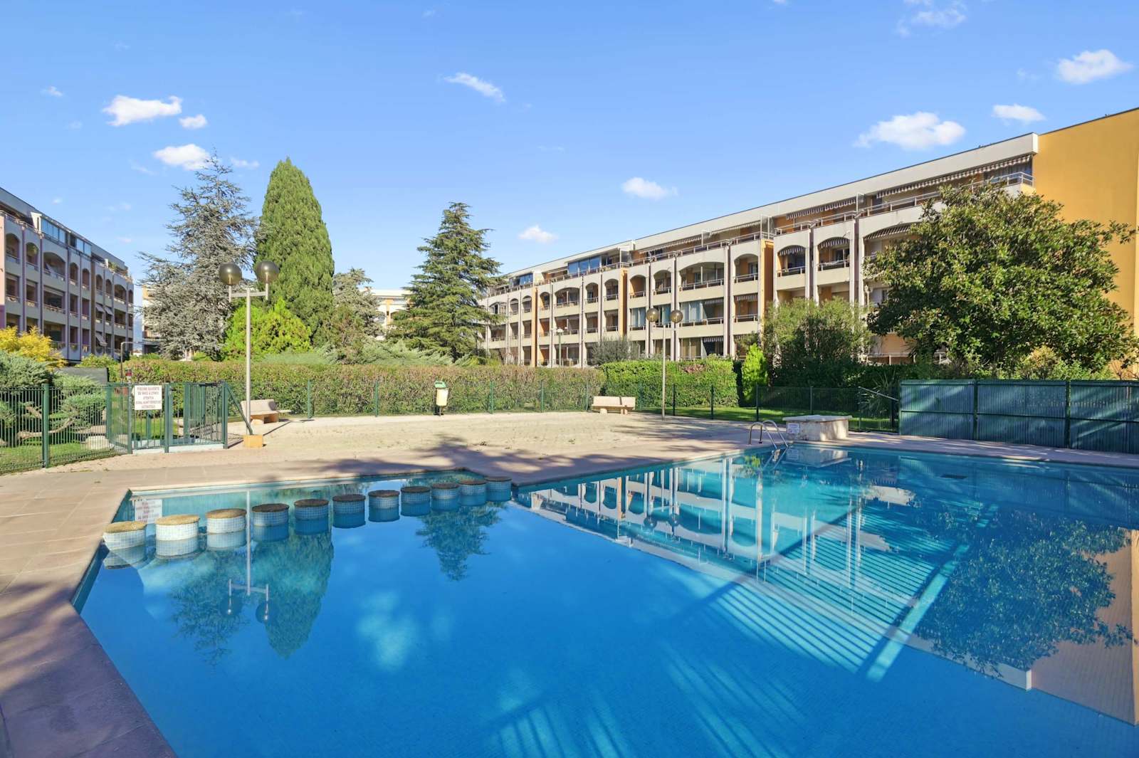 Studio piscine privée, balcon et jardin Mandelieu. : vue principale
