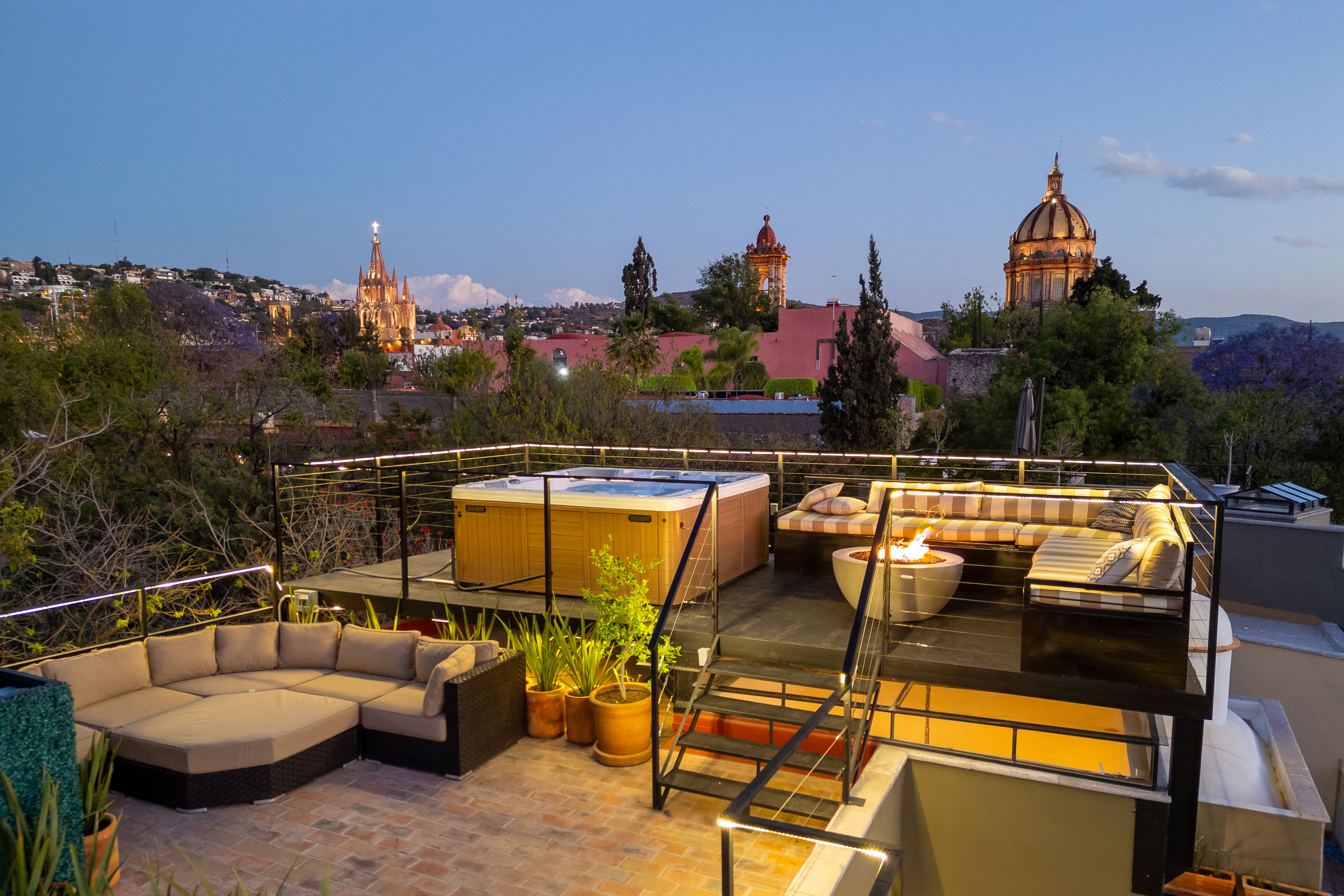 Casa Cielo 4 Story Luxury with Rooftop Hot Tub +AC