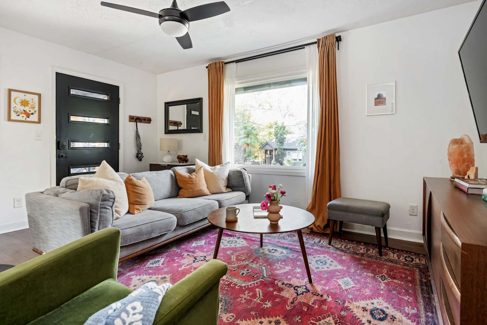 Charcoal Cottage: Living Room, photo 1 of 24