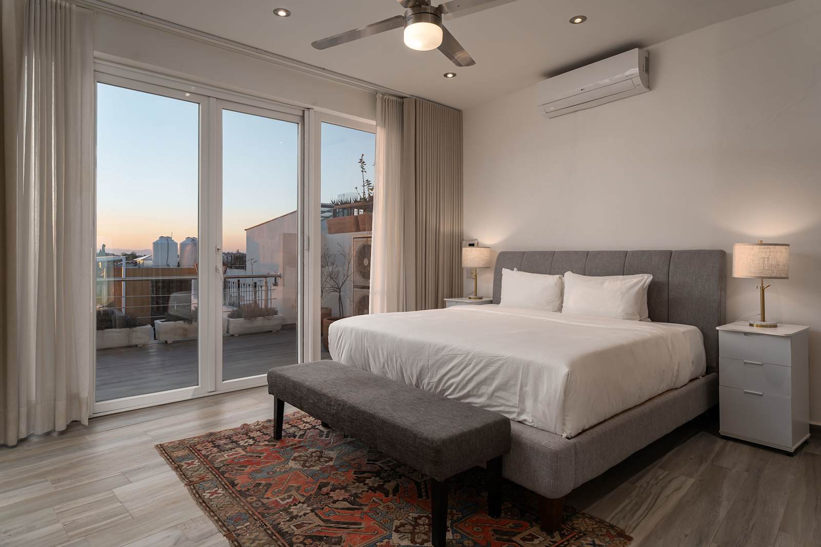 Casa Blanca, 2BR Modern Home with Rooftop Views