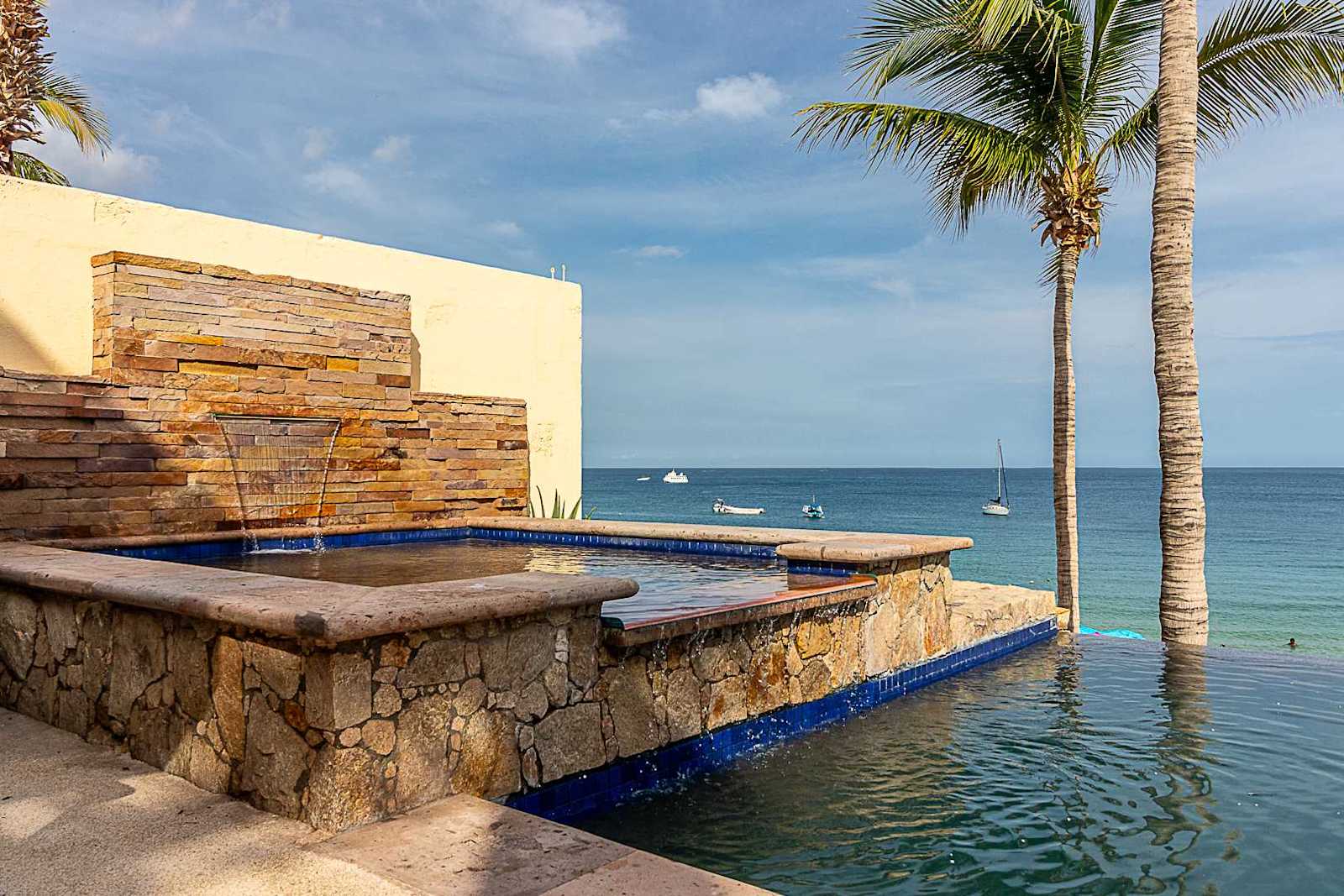 Villa Anais infinity pool and jacuzzi facing the Sea of Cortez