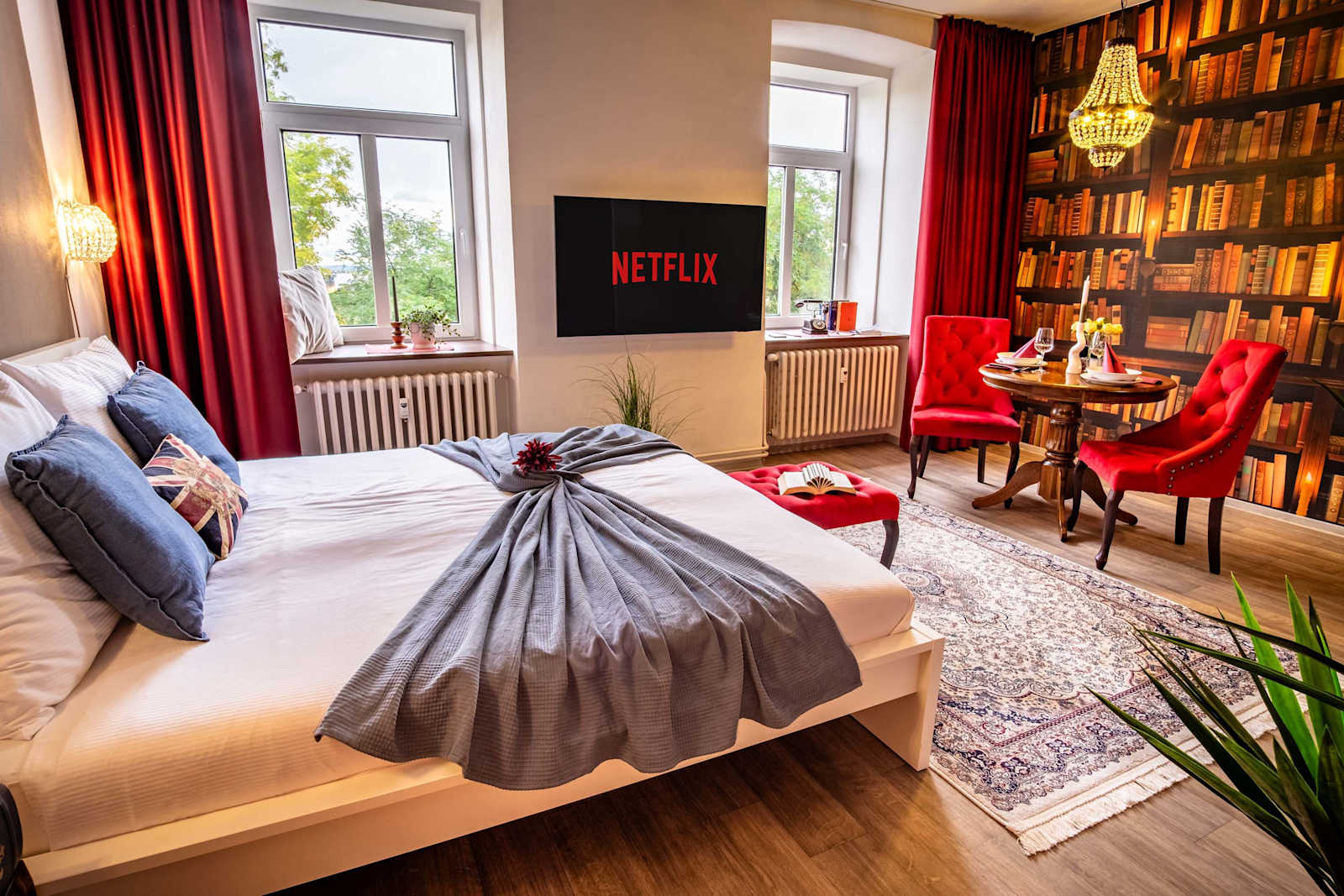 Studio London Studio s knihovnou a červenými křesly