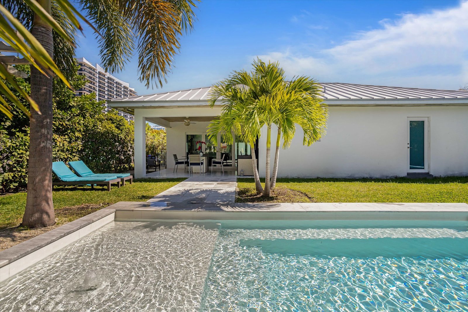 Four-bedroom house with a pool in North Bay Village, Florida