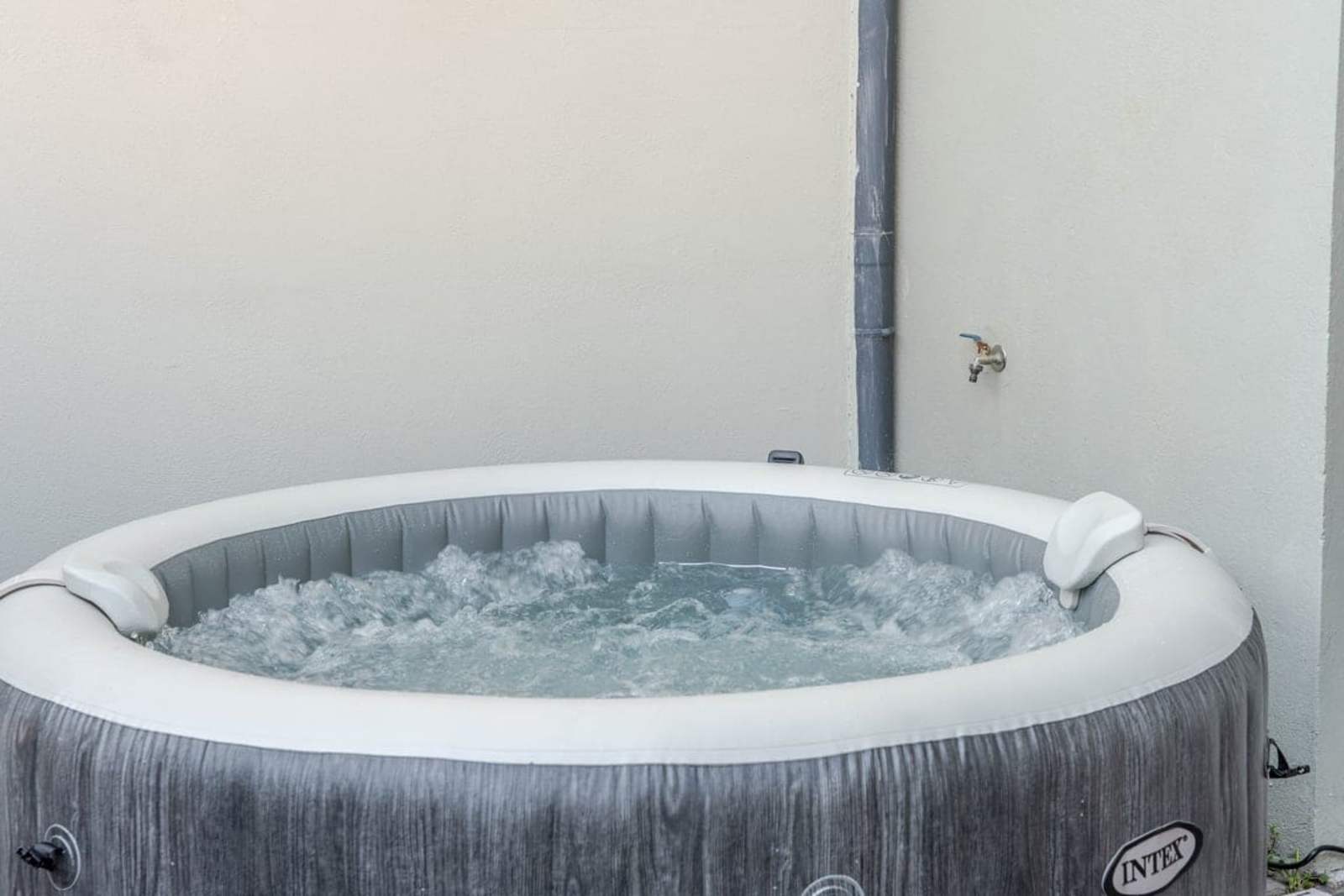 Invictus Escape I Jacuzzi and Charm in the City – luxury villa in Porto and Douro, Portugal – image 48