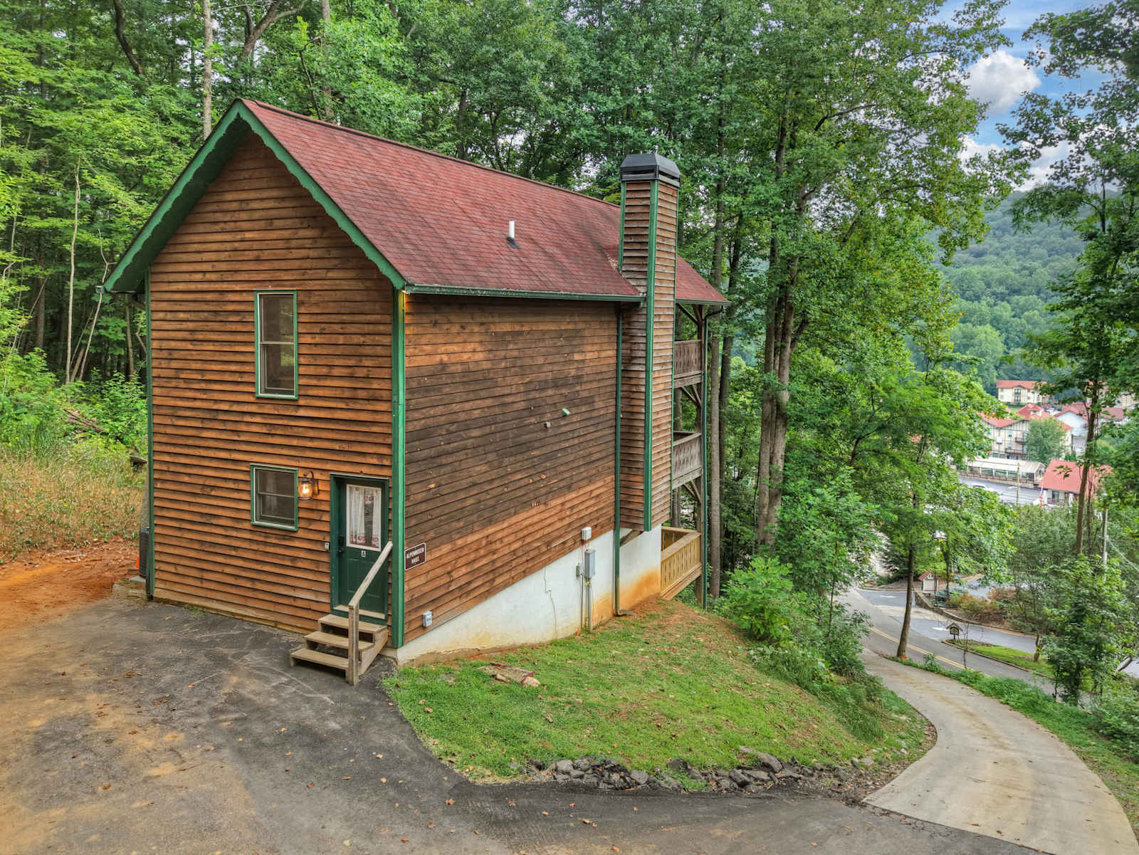 Alpenrosen Haus, a tall timber cabin a short walk from downtown Helen
