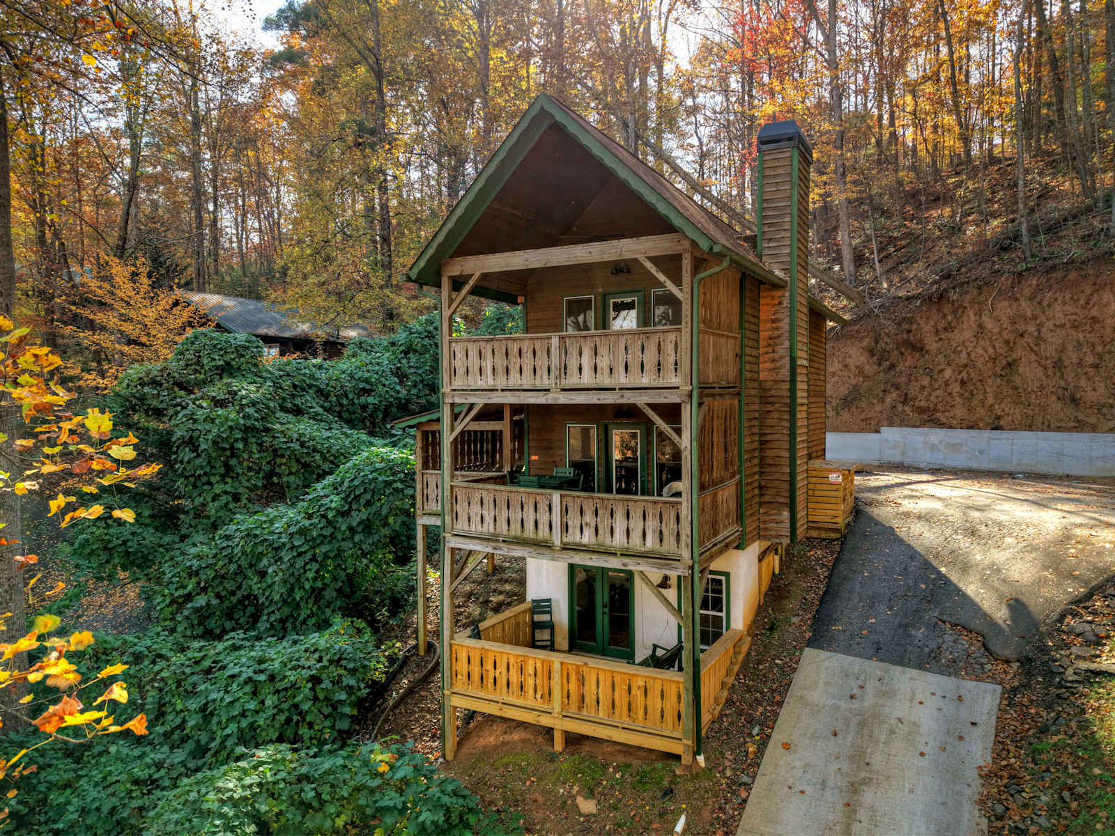 Bergstadt Blick, a cabin with mountain and village views above Helen