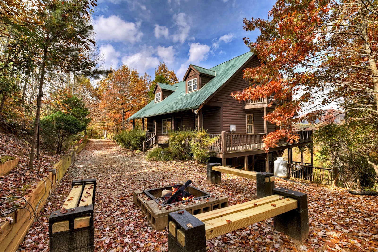 The Hummingbird, a timber cabin set among the trees in Sautee Nacoochee