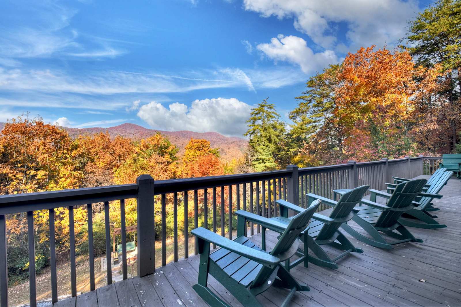 The deck at Aananda Lookout looking out over the North Georgia mountains