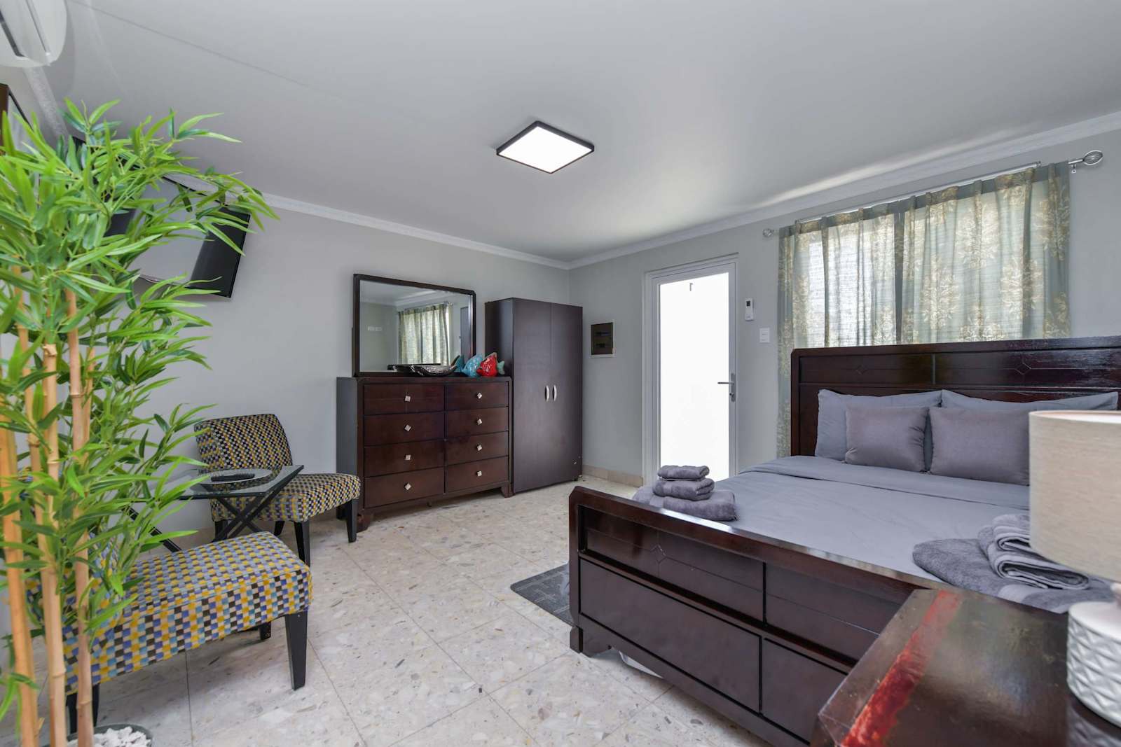 Modern Aruba Studio · Stylish & Newly Fitted