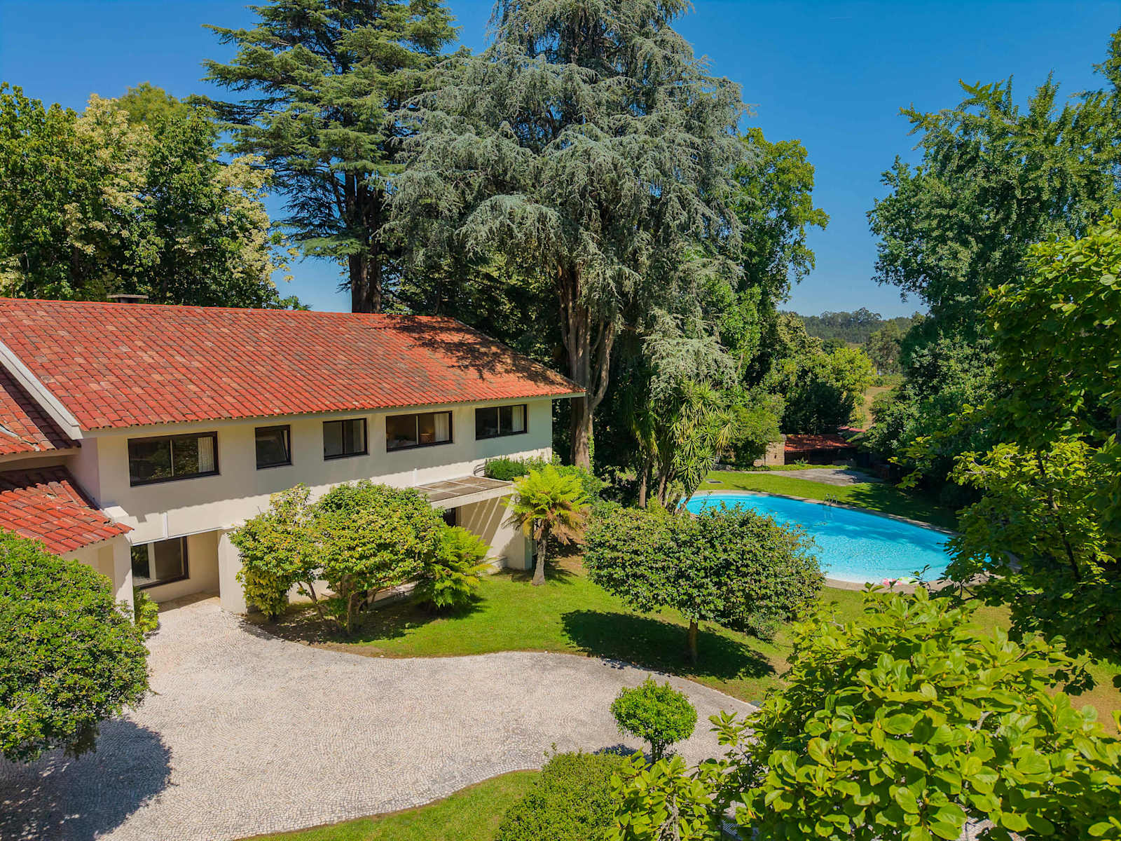 Abreu Retreat Palace I Luxury Elegance and Leisure Villa – luxury villa in Minho Coast, Portugal – image 10