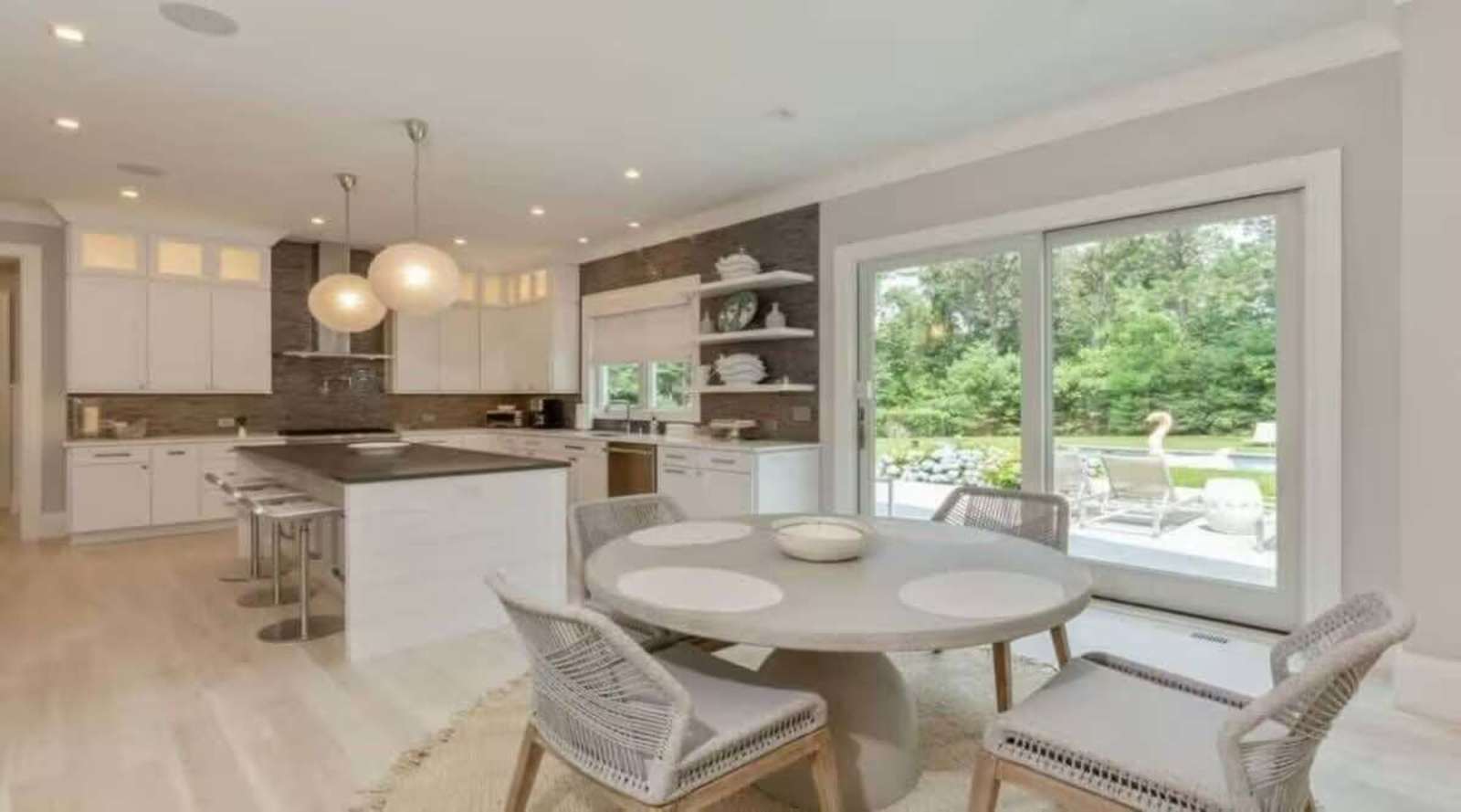 Six-Bedroom Designer Home — photo 9