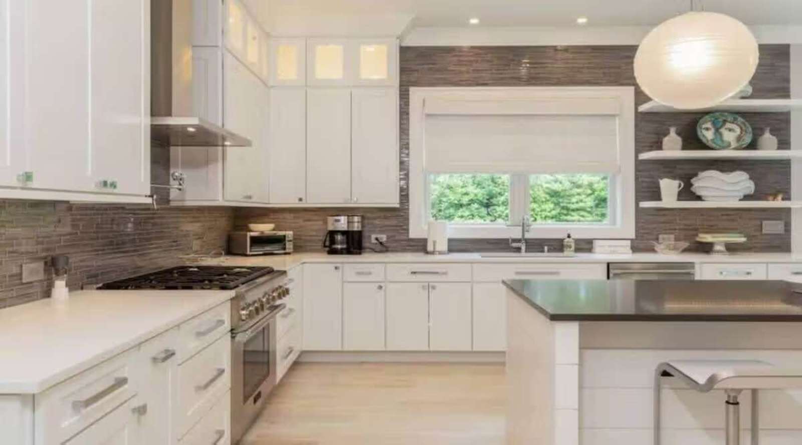 Six-Bedroom Designer Home — photo 11