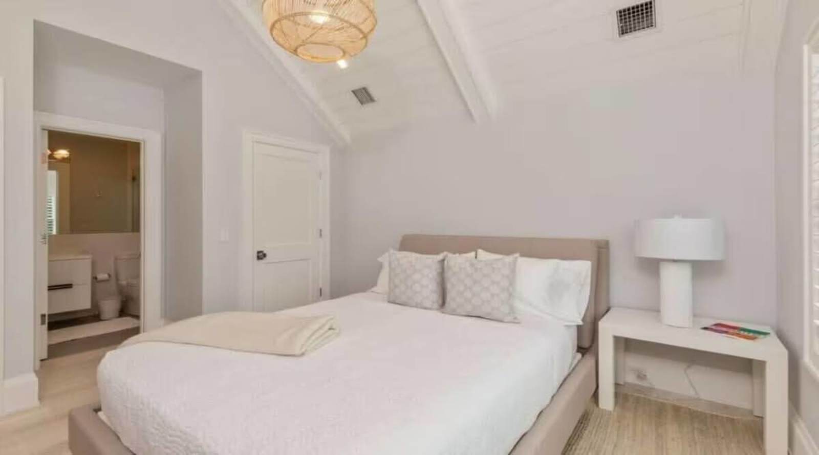 Six-Bedroom Designer Home — photo 12