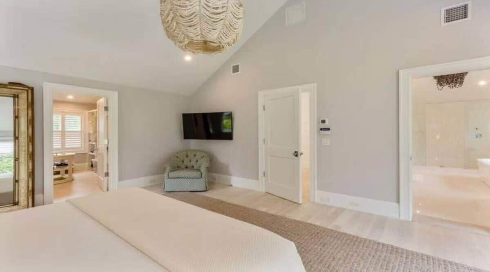 Six-Bedroom Designer Home — photo 15