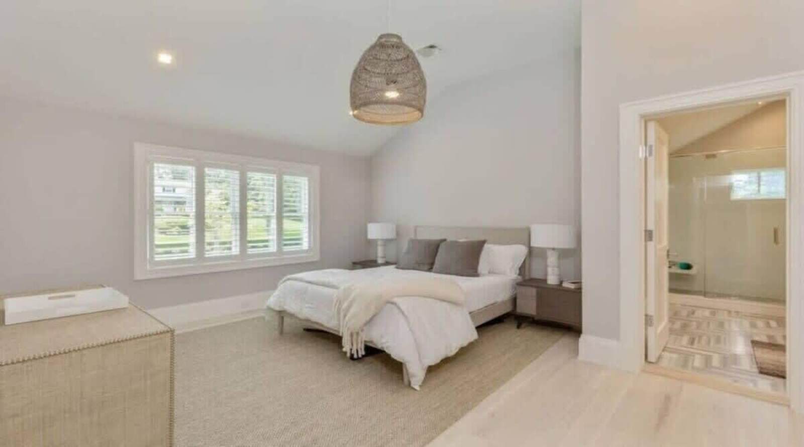 Six-Bedroom Designer Home — photo 17