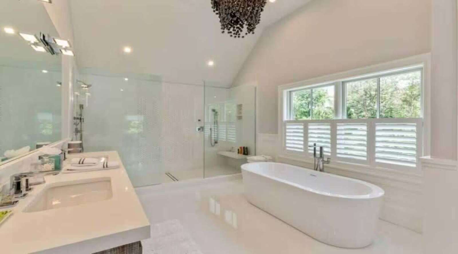 Six-Bedroom Designer Home — photo 18
