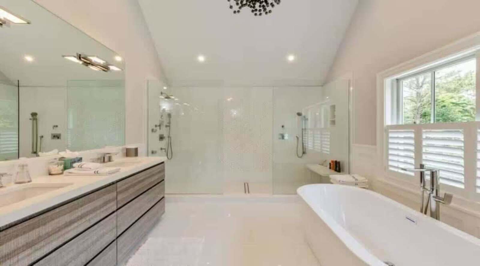 Six-Bedroom Designer Home — photo 19