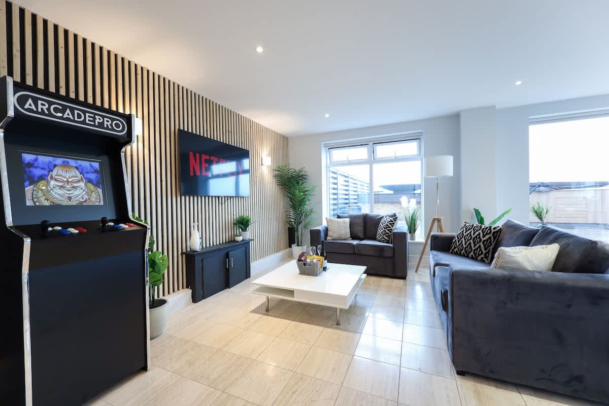 Living room with comfortable sofas in our penthouse near Cambridge station