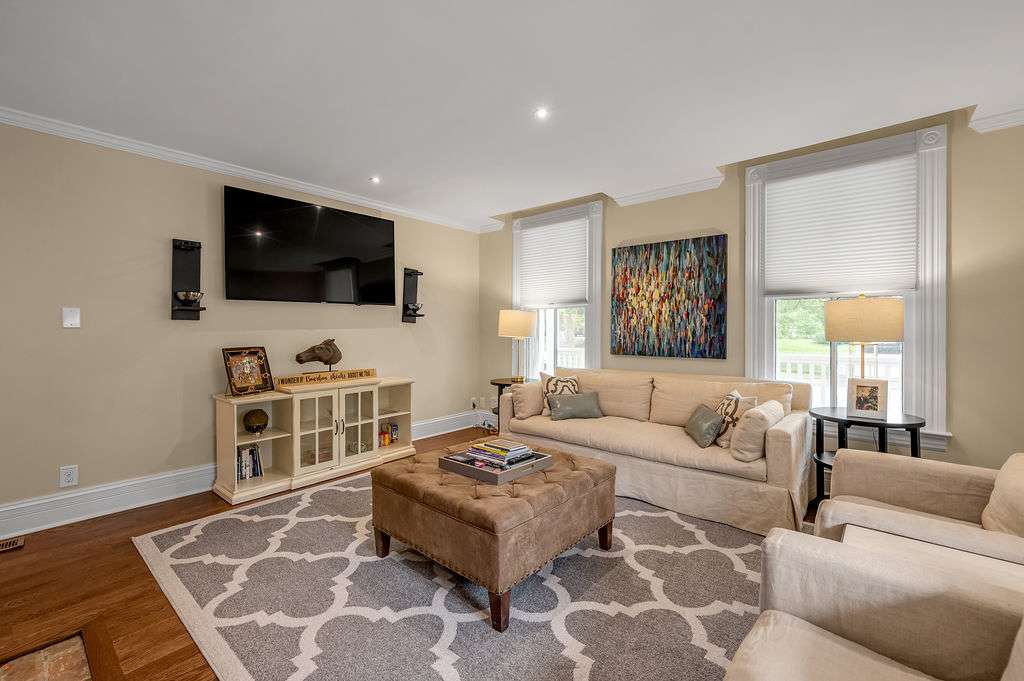 Relax with a cup of coffee, enjoy your favorite shows on the Smart TV, and unwind in a living room designed for warmth and togetherness.