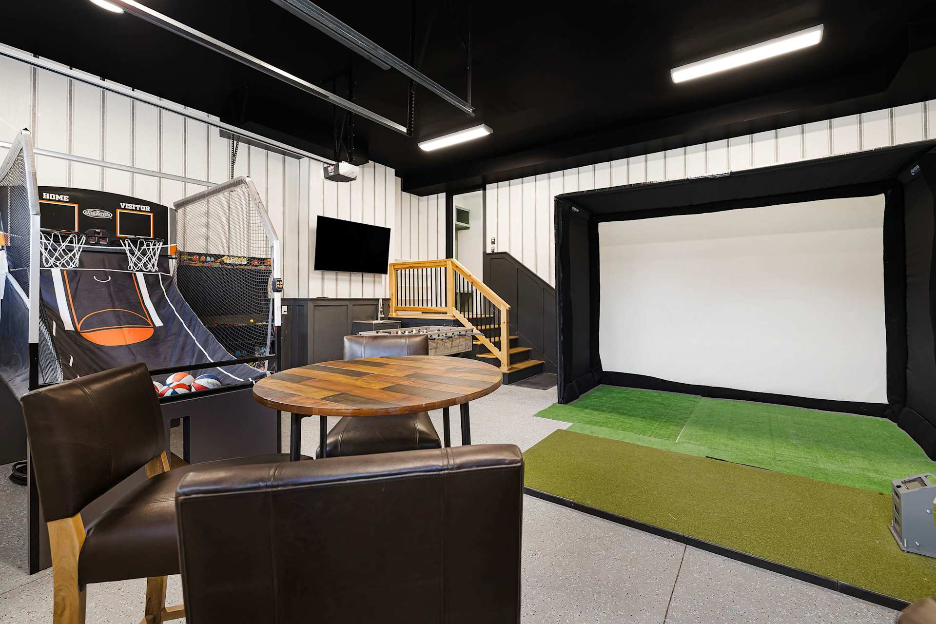 Step into the golf simulator and stay as long as you want — projection screen, LED ambiance, putting green just outside, and zero tee times. No one else is waiting.