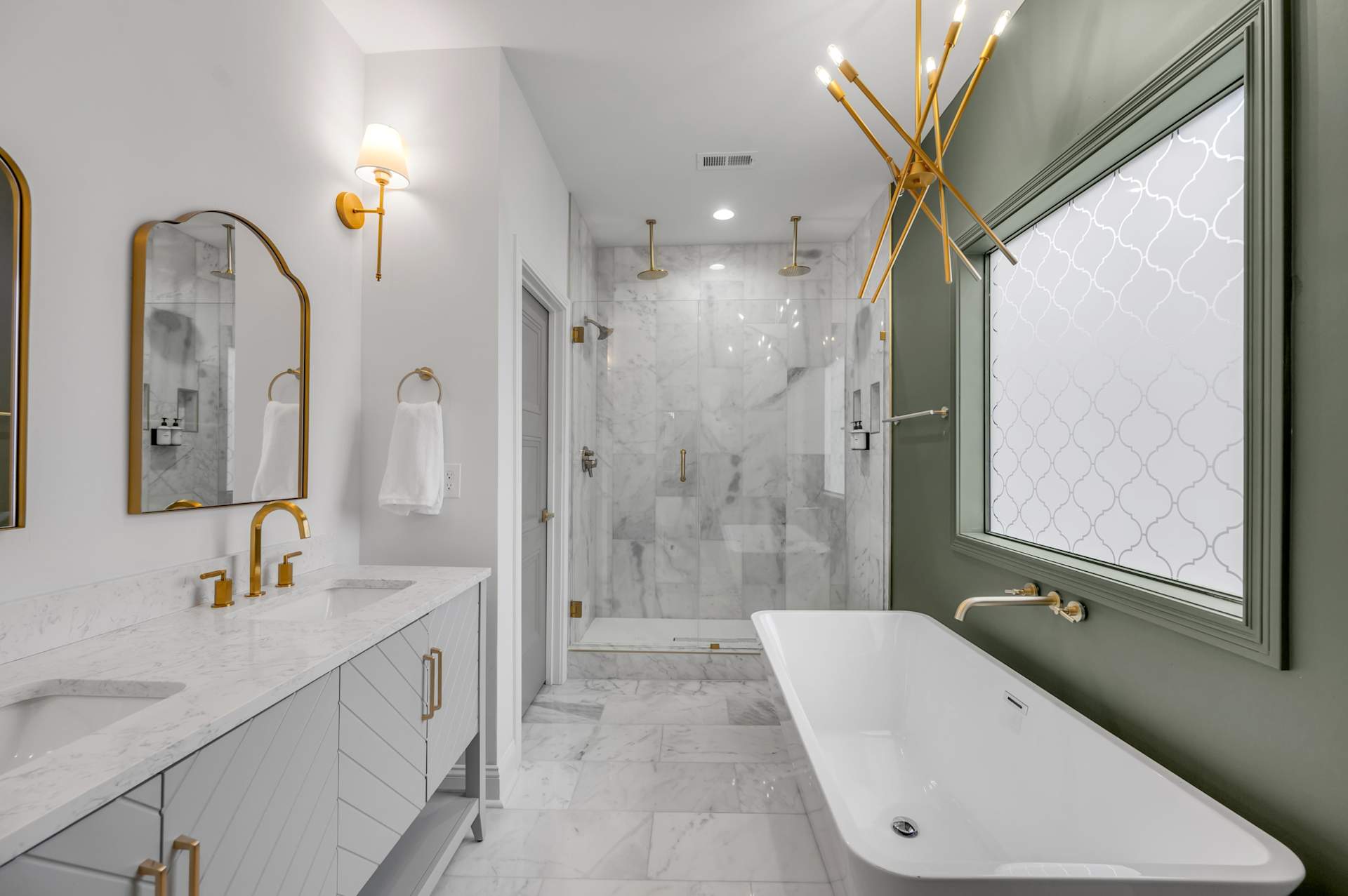 Soak in your own freestanding tub after a full day of sightseeing — the first-floor primary suite means no stairs for grandparents and no waiting in line for the shower.