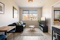 Modern 1BR - Walk to Dining & Bars - Fast WiFi & AC