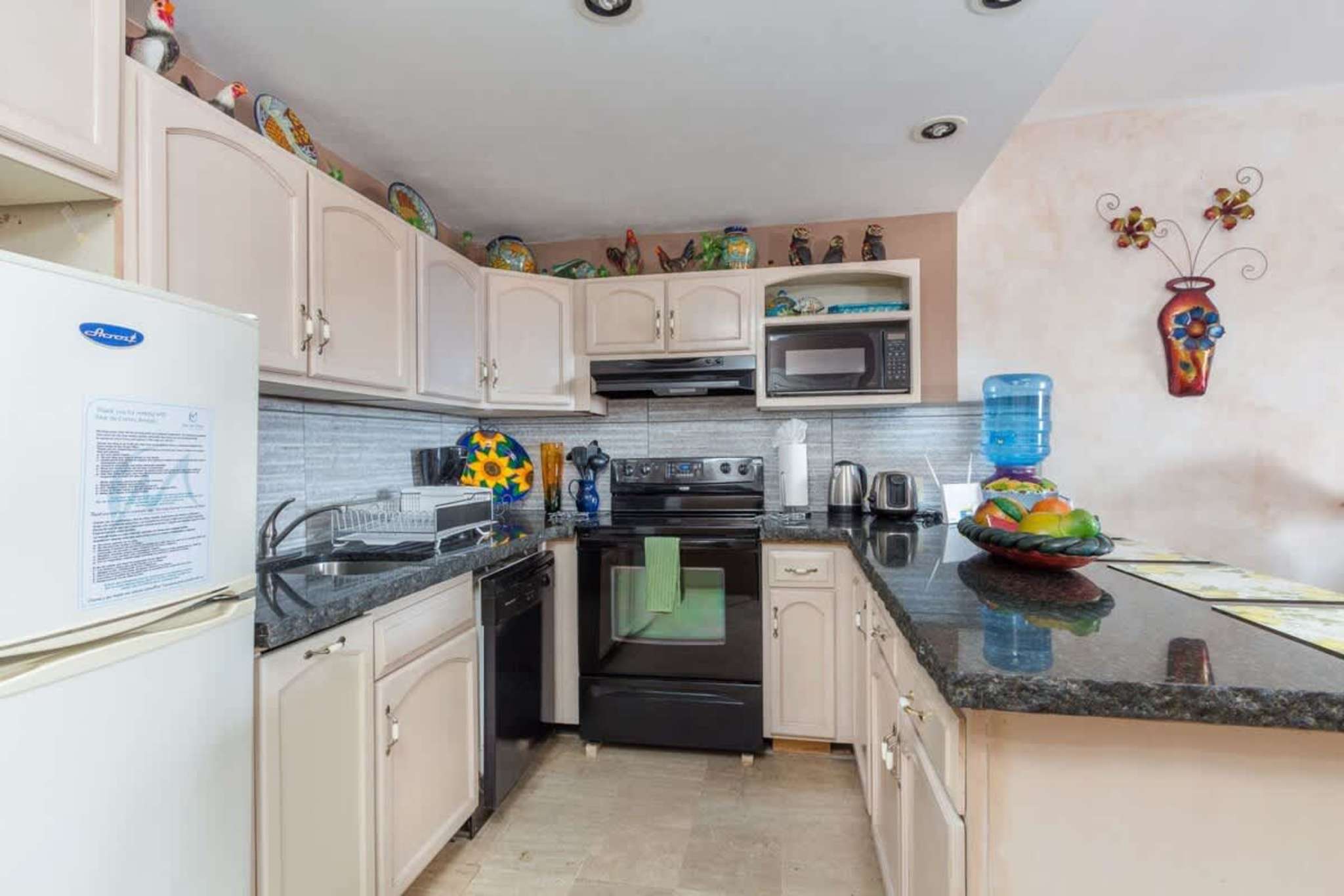 Bello Condo en 3er Nivel c/Piscina | Pinacate 321