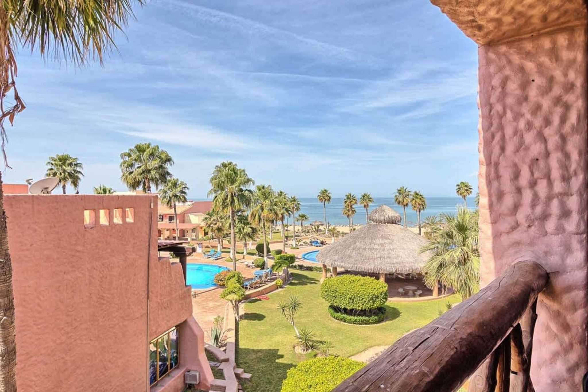 Bello Condo en 3er Nivel c/Piscina | Pinacate 321