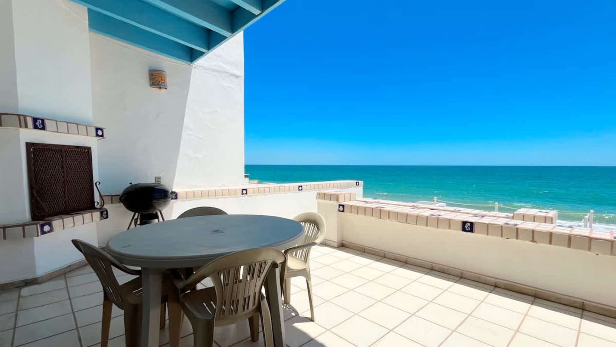 Cozy & Colorful Beachfront Condo Las Olas II 4