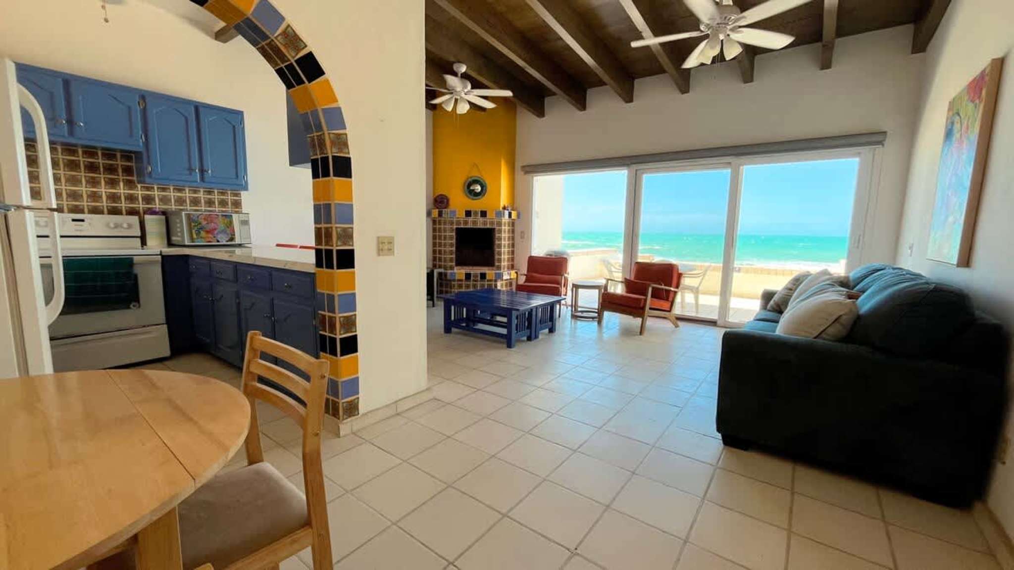 Cozy & Colorful Beachfront Condo Las Olas II 4