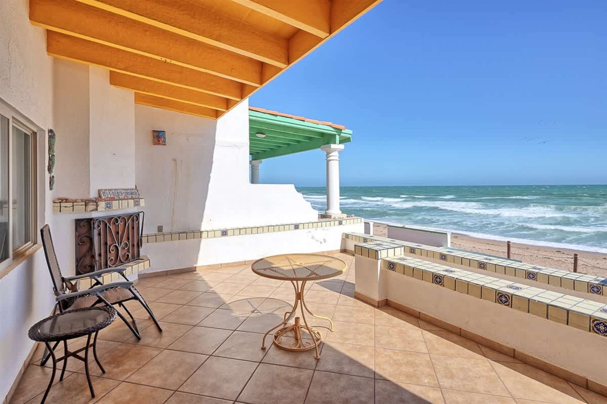 Limpio y Cómodo Condo Frente al Mar | Olas II 10