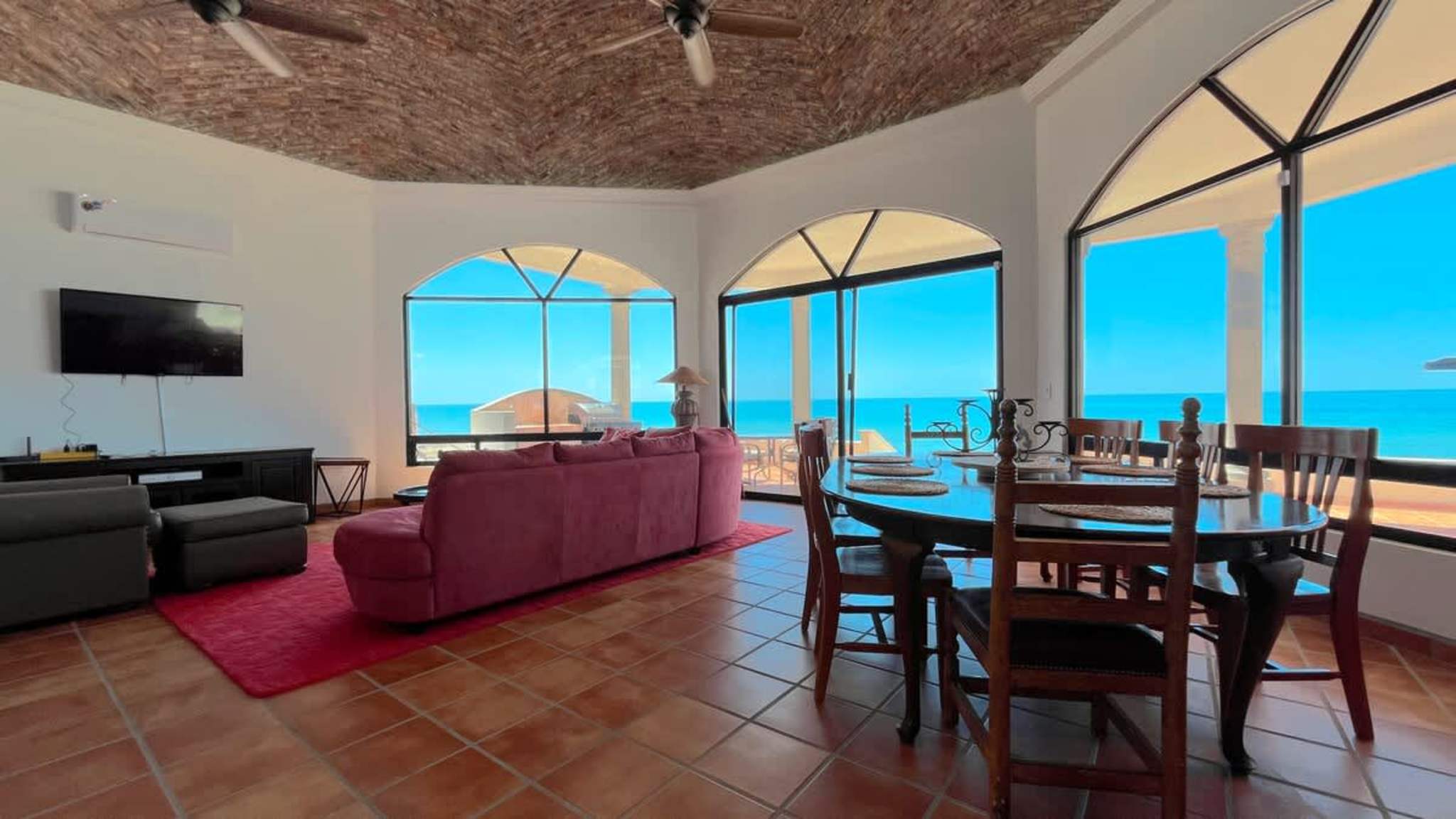 Beachfront Home in Las Conchas Cerquita del Mar