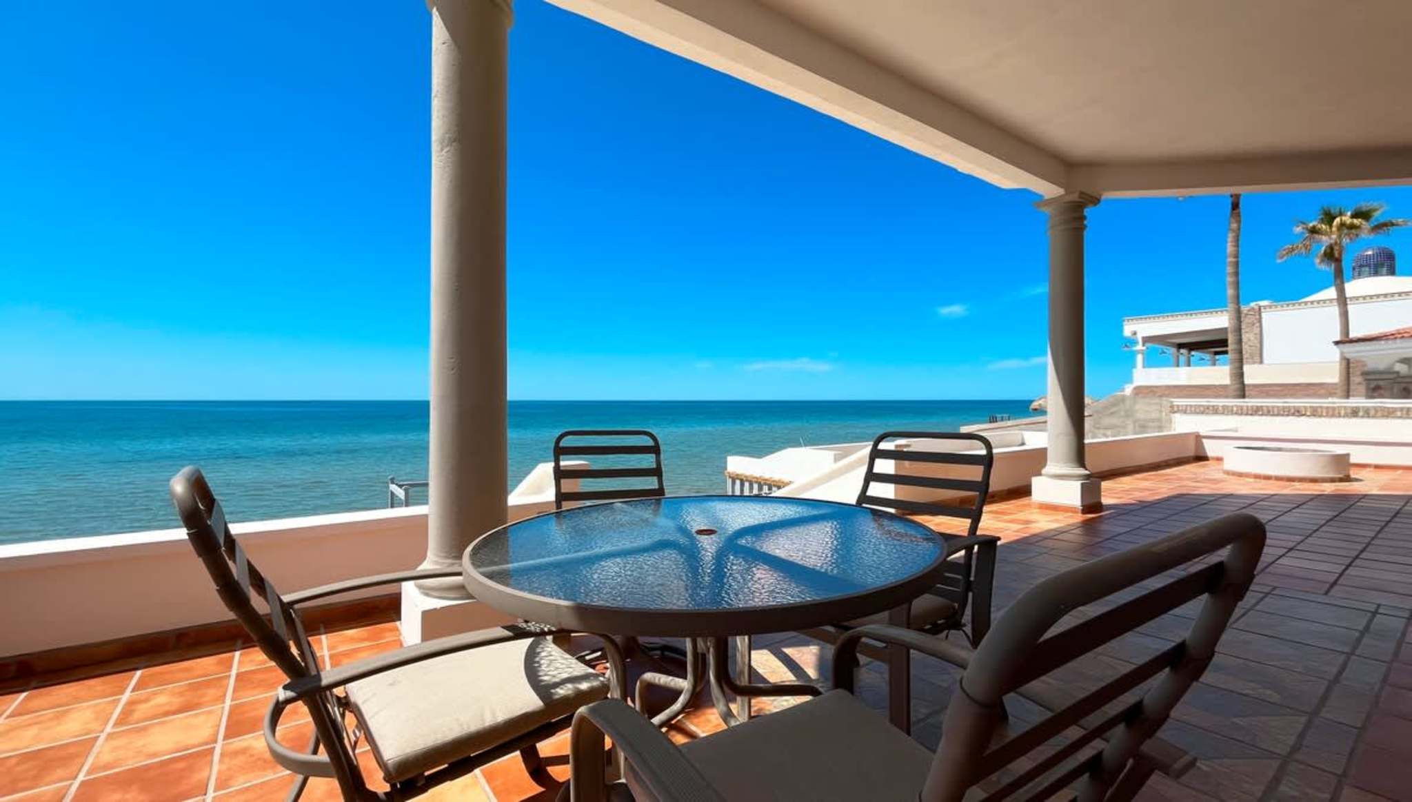 Beachfront Home in Las Conchas Cerquita del Mar